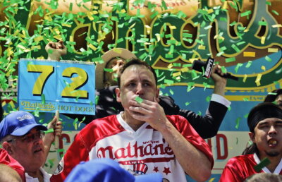 VIDEO Uluitor! A mâncat 72 de hot-dog în 10 minute