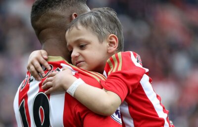  Aplauze pentru Bradley » Omagii din toată lumea pentru băiețelul care a murit vineri