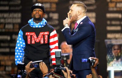 FOTO Nimeni nu și-a dat seama! Mesajul obscen imprimat pe costumul lui Conor McGregor, la conferința de presă cu Floyd Mayweather!