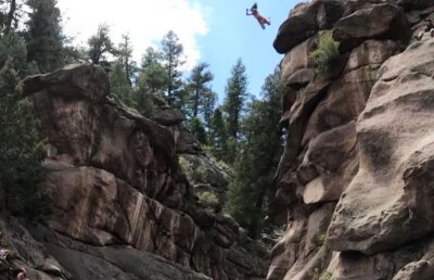 VIDEO & FOTO Imagini de groază. O femeie a fost la câțiva centimetri de moarte!