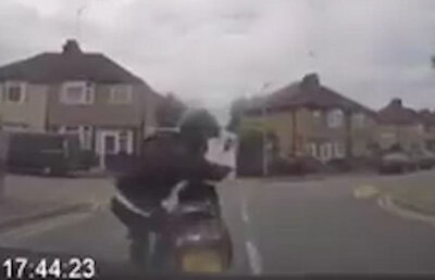 VIDEO Atenție în trafic! Ce a pățit o șoferiță, vi s-ar putea întâmpla și vouă