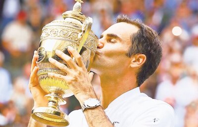 FOTO Dulcele sărut al gloriei după al optulea trofeu la Wimbledon » Roger Federer, campionul absolut
