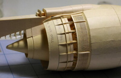 VIDEO & FOTO A muncit 9 ani ca să creeze un avion de hârtie a unui Boeing 777