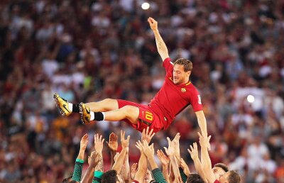 Totti, jucătorul Universului » Își va trimite tricoul cu numărul 10 în spațiu!