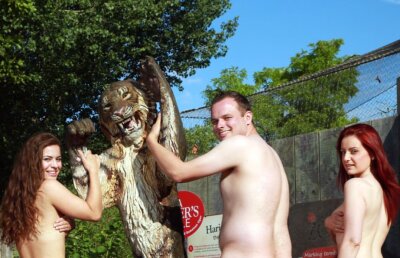 FOTO INTERZIS MINORILOR Ce nu s-a mai văzut la ZOO: au grijă de animale complet dezbrăcați!