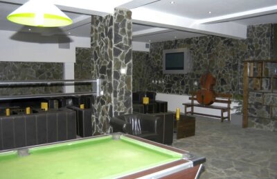 GALERIE FOTO Înapoi în anii '90! De la luxul din Milano, la televizoare cu tub » Unde vor fi cazate vedetele de sute de milioane de euro ale lui AC Milan 