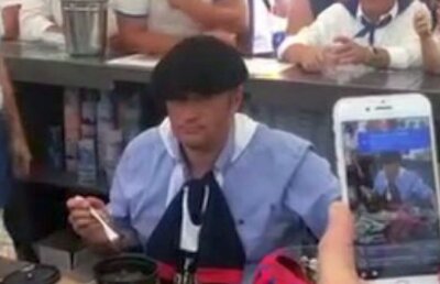 VIDEO Pariu nebun al unui primar » A fost nevoit să mânânce un şobolan, după revenirea Barcelonei