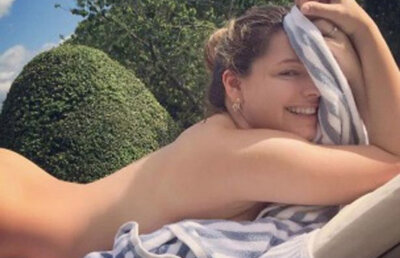 FOTO E perfectă, dar tot se joacă în Photoshop! Un supermodel a fost prinsă trișând