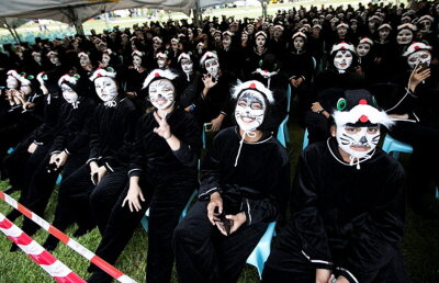 FOTO 440 de oameni s-au costumat în pisici pentru a intra în Cartea Recordurilor