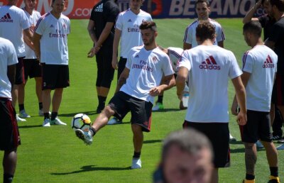 CSU CRAIOVA - AC MILAN » Galerie FOTO+VIDEO de la antrenamentul italienilor + Incident amuzant la ședința de pregătire a milanezilor