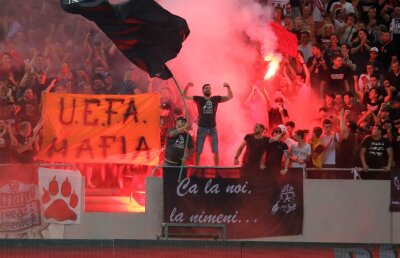 GALERIE FOTO Dinamo - Athletic Bilbao » Spectacol pe Arena Naţională: supercoregrafie făcută de "câini" + torţe, petarde şi mesaj dur la adresa UEFA