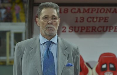 Perle din arhiva foto GSP » Divinizat de polițiști! Cornel Dinu într-o imagine memorabilă