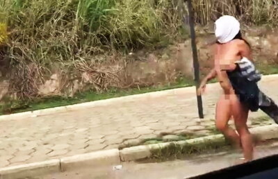 Bărbaţii au încremenit când au văzut aşa ceva! O femeie s-a plimbat complet dezbrăcată pe stradă