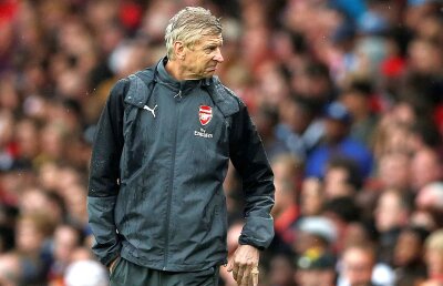 FOTO+VIDEO Wenger, inamicul public numărul 1 printre fanii lui Arsenal » Un suporter a intrat pe teren pentru a-l bate pe tehnician