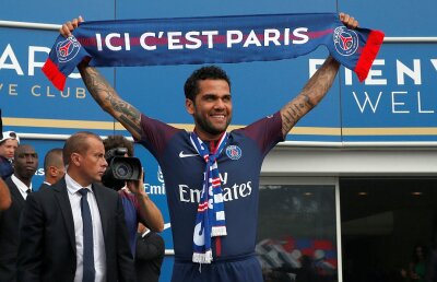 L-a depășit pe Ibra și are 34 de trofee! Dani Alves, solist la Tanger