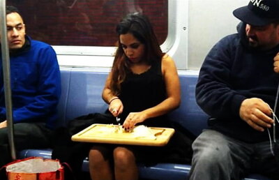 GALERIE FOTO Ei sunt cei mai ciudaţi oameni din mijloacele de transport!