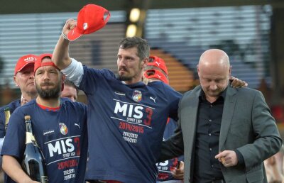 EXCLUSIV Corespondență din Plzen » Tulburător: un fost fotbalist important din Liga 1 luptă cu o boală teribilă și poate muri oricând, dar Viktoria îl ține în continuare sub contract!