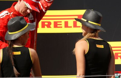 IMAGINE SUPER HOT Vântul le face farse hostesselor din Formula 1 :)