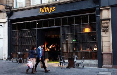 A rugat personalul unui bar să îi spioneze iubita, însă nu se aștepta niciodată la ce a urmat