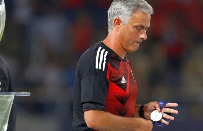 VIDEO Mourinho nu se dezminte! Ce a făcut cu medalia pe care a primit-o după meciul cu Real Madrid