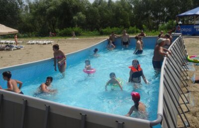 FOTO Imagini scandaloase din Galați, de pe plaja concesionată de primărie » Ștrandul orașului a devenit piscină portabilă!