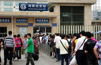 Inițiativă nemaiîntâlnită! O găleată cu bani, pusă la dispoziția trecătorilor din China