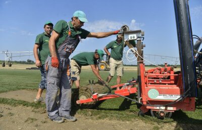 REPORTAJ EXCLUSIV Gazeta a participat la procesul de montare a gazonului de pe Arena Națională » Cum se produce în comuna Săbăreni un gazon de Ligă la 1/2 din prețul de afară!