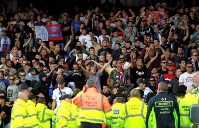 GALERIE FOTO + VIDEO Incident grav în play-off-ul Europa League: băiat de mingi salvat în ultimpa clipă din fața huliganilor!