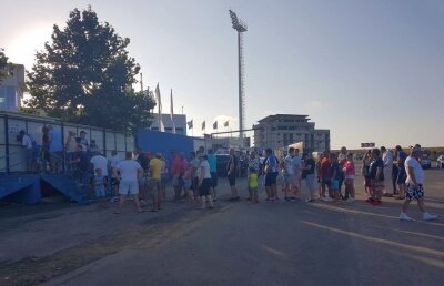 FOTO Campioana vinde bine, dar degeaba! Fanii Viitorului s-au înghesuit la bilete și au intrat pe stadion la 10 minute după startul meciului