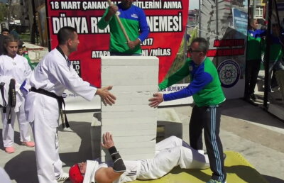 VIDEO A suportat presiunea a 16 plăci din beton pentru a ajunge în Cartea Recordurilor