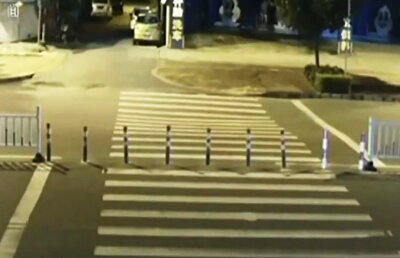 VIDEO Acest motociclist mergea liniștit pe stradă, însă ce i s-a întâmplat îl va marca pe viață