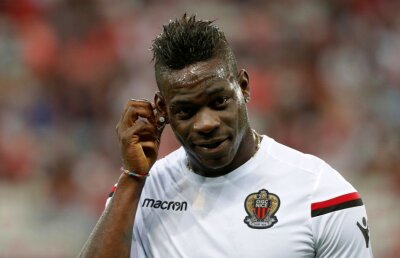 VIDEO Uluitor! Ce făcea Balotelli pe marginea terenului în timp ce echipa lui primea gol de la Napoli în play-off-ul Ligii Campionilor