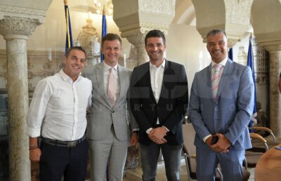 OFICIAL / GALERIE FOTO +  VIDEO Rapid, "membră" de partid » Niculae, Pancu, Burcă și Șumi au prezentat azi noul proiect vișiniu în sala primăriei pesedistului Tudorache » Buget dublu față de Steaua!