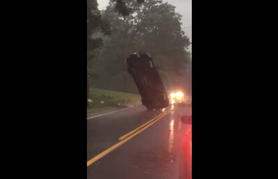 VIDEO O maşină a rămas blocată în poziţie verticală pe o stradă din SUA