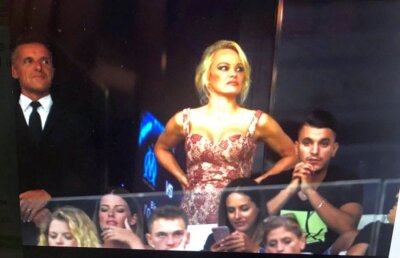 FOTO Pamela Anderson, primul meci pe stadion » I-a purtat ghinion noului său iubit