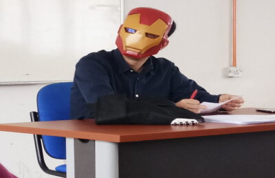 De ce un profesor poartă mască atunci când dă rezultatele studenţilor