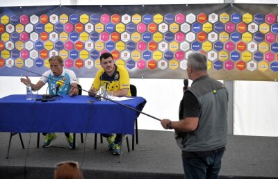 FOTO Gazeta i-a oferit un cadou inedit lui Daum pentru a pescui calificarea la Mondial