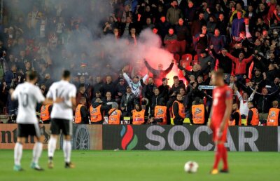 Măsuri drastice după scandalul nazist de la Praga » Germania ar putea fi depunctată pentru "Sieg Heil!" și "fiu de târfă"