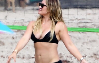 GALERIE FOTO Imagini rare la plajă. Hilary Duff, într-un costum de baie super-sexy