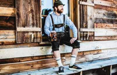 VIDEO & FOTO Adidași speciali pentru Oktoberfest, rezistenți la bere și vomă