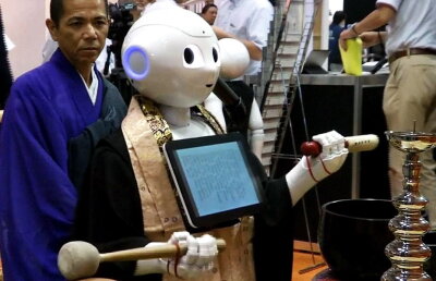 VIDEO A apărut robotul care ține slujbe de înomrmântare la preț redus pentru cei care nu au bani pentru un preot