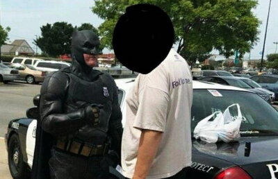 FOTO Un hoț a fost arestat chiar de... Batman!