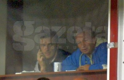 FOTO Telefonul fără fir » Cum a dirijat-o Petrescu pe CFR din spatele unui geam