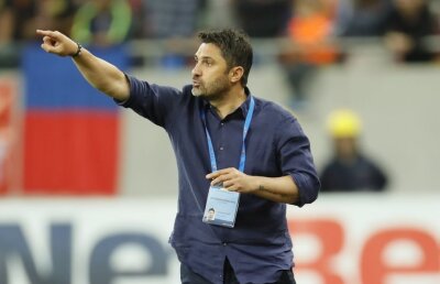 Conflict între Mangia și Niculescu la finalul meciului: "Mi-a zis să vorbesc în italiană. Eu vorbesc italiană, dar el vorbește românește?"