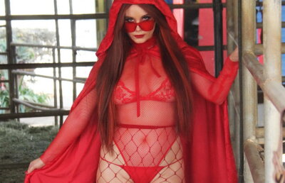 GALERIE FOTO Aceasta este cea mai penibilă ședință foto! Femeia asta nu are limite!