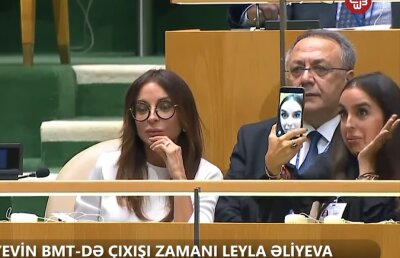 VIDEO Gest nepotrivit la ONU » Își făcea selfie-uri sexy în timp ce tatăl ei vorbea despre genocid