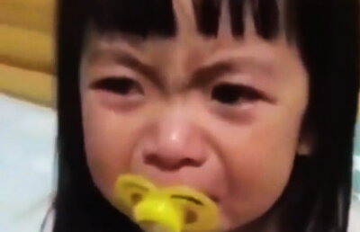 VIDEO Cea mai amuzantă fetiţă. Părinţii au filmat-o, iar acum a ajuns vedetă pe internet!