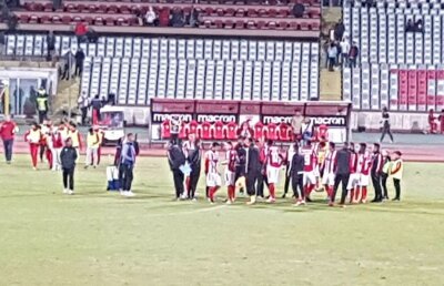 FOTO Miriuță și-a băgat jucătorii în ședință direct pe gazon după remiza cu Astra, apoi a surprins la declarații: "Sunt mulțumit, merităm aplauze"