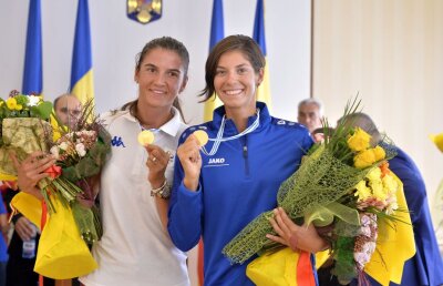 GALERIE FOTO Fetele de aur de la canotaj au revenit în România » De ce nu au fost primite la salonul prezidențial + Marea lor dezamăgire