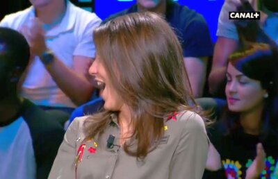 VIDEO Un fotbalist a uimit în timpul unui meci! Reluările TV au lăsat să se vadă tot, iar o invitată a șocat pe toată lumea 